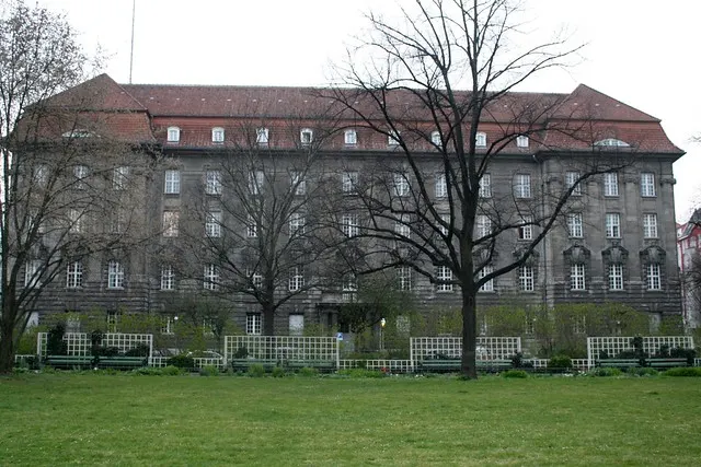 along kaiserdamm