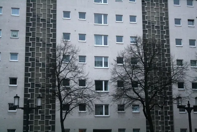 along kaiserdamm