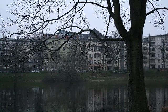 along kaiserdamm