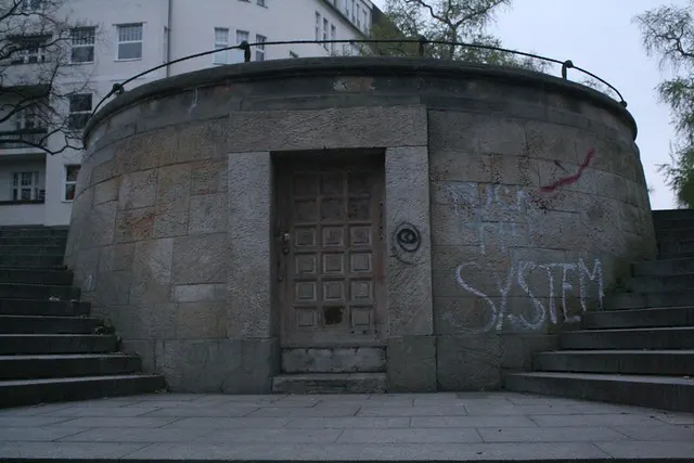 along kaiserdamm